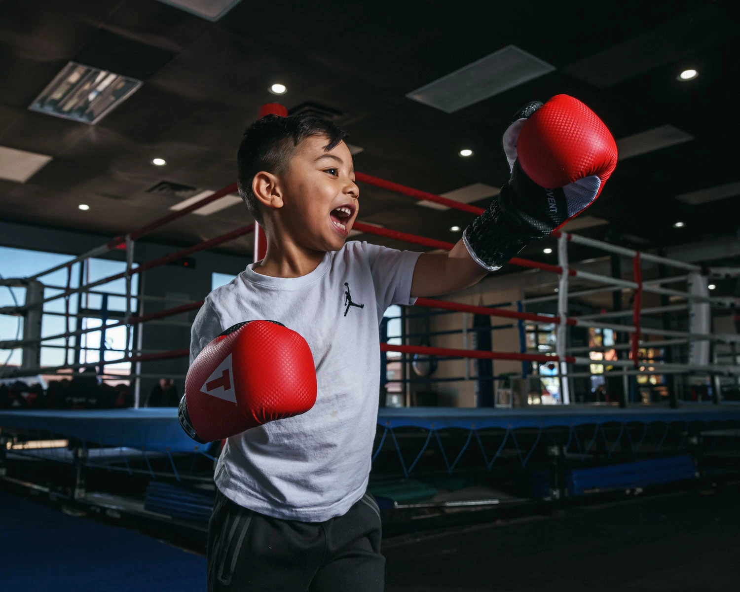 TITLE Boxing Aerovent Youth Gloves 2 TITLE Boxing Aerovent Youth Gloves - Image 2